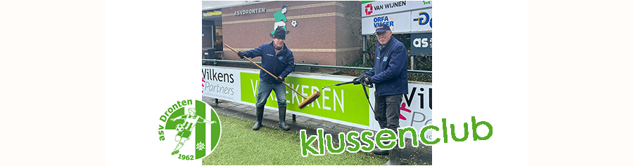 Schoonmaakbeurt reclameborden rond het hoofdveld